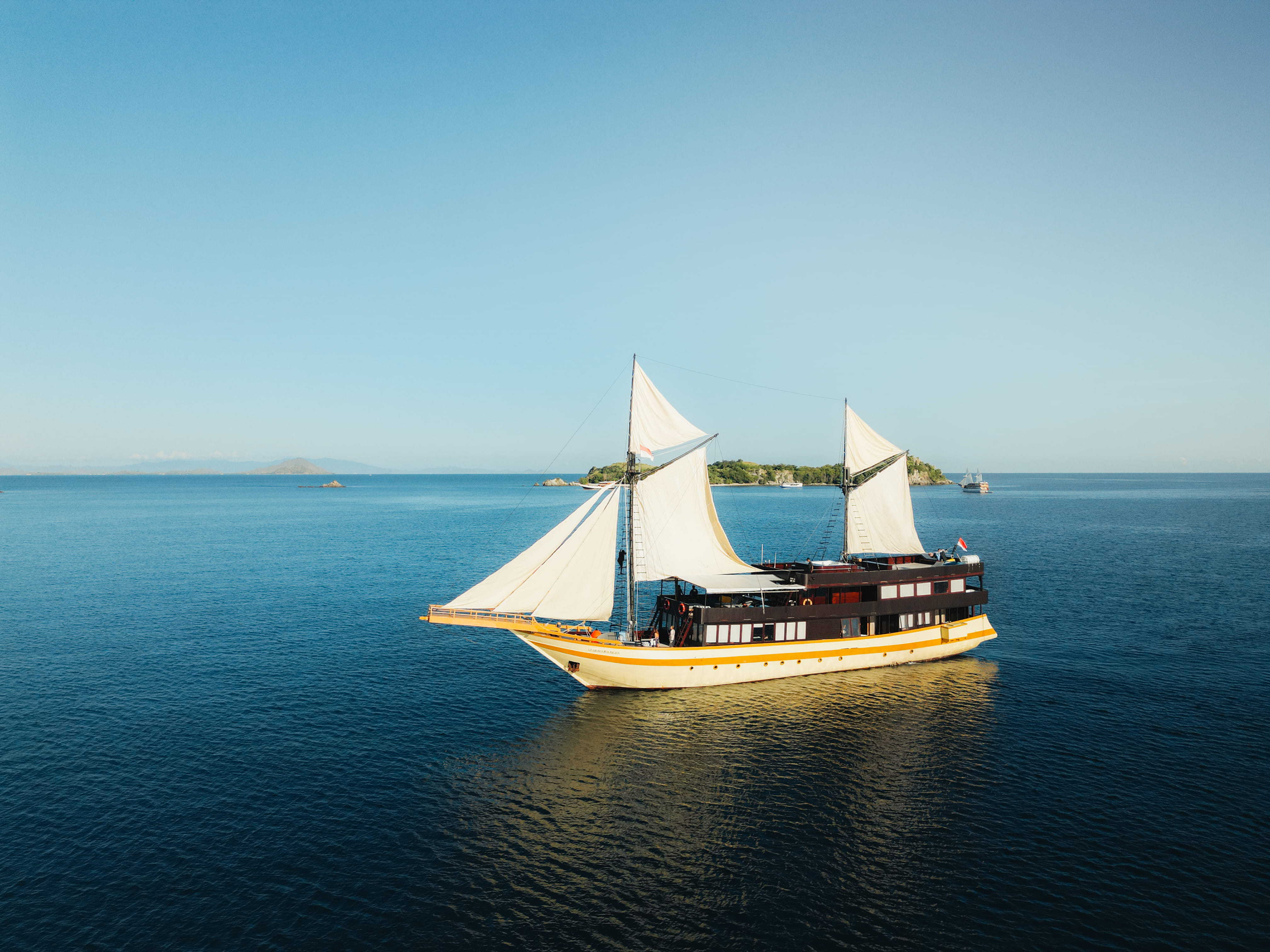 Boat trip to Komodo National Park - Experience joint Liveaboard Lamboraja 3 to Komodo Natioanal park - Boat share trips to Komodo island.