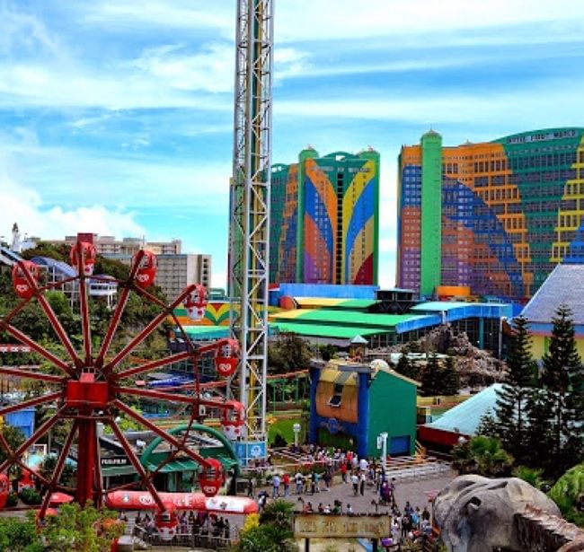 منتجع سياحي فاخر وسط الجبال والغيوم، يوفر تجربة لا تُنسى!  استمتع بالمناظر الطبيعية الخلابة والهواء البارد المنعش