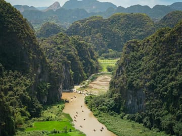 Hanoi: Ninh Binh, Hoa Lu, Trang An and Mua Cave Tour
