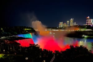 Niagara Falls Night Illumination Tour: Holiday Edition