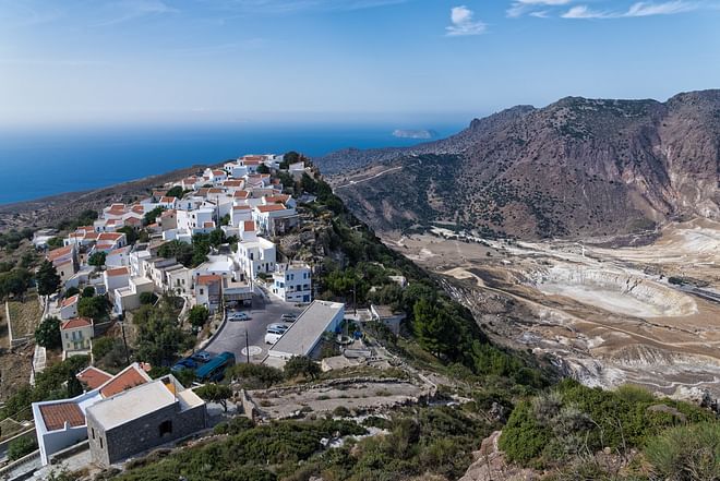 Panoramafoto des aktiven Vulkans und des Dorfes Nikia auf der Insel Nisyros, Griechenland