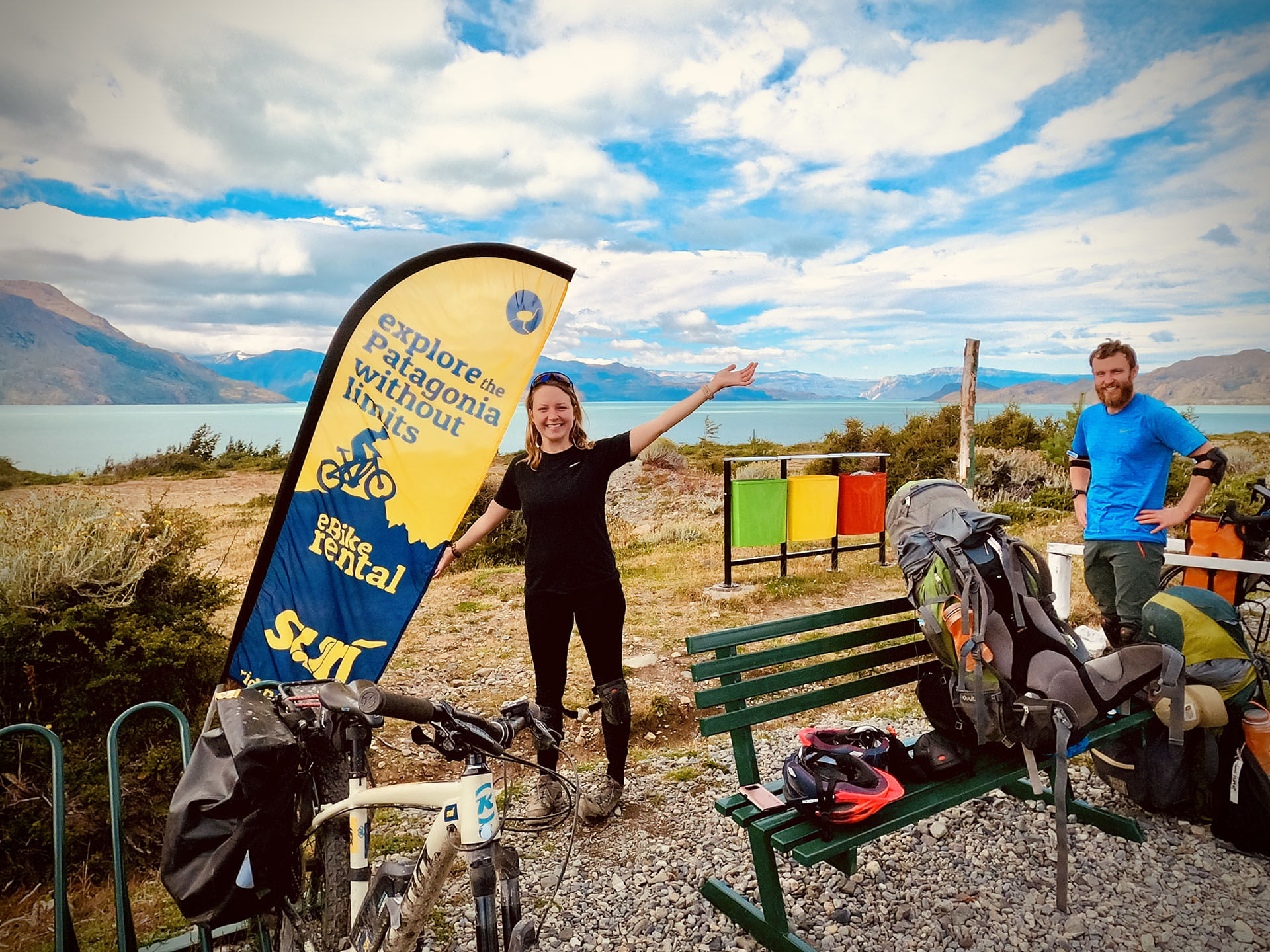 Ciclistas celebrando su llegada en eBikes SURi al paso fronterizo de Candelario Mancilla