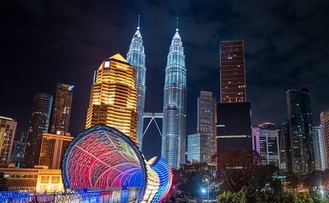 Kuala Lumpur Night Tour With Lake Symphony & Saloma Bridge