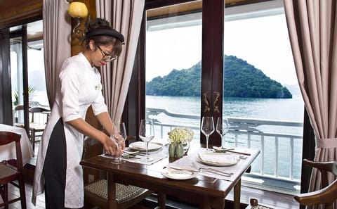 HERA CLASSIC Boutique Cruise Halong Bay 2 Days 1 Night Trip
