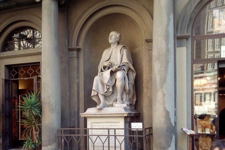VIew of Filippo Brunelleschi statue in Duomo Square