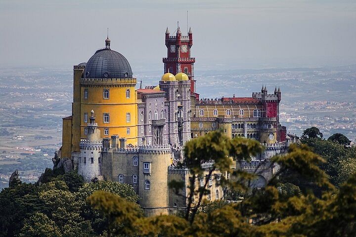 Sintra Express Guided Tour: Pena Palace & Moorish Castle Adventure