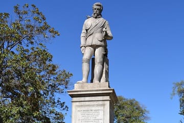 Walking Tour of Santiago's Historic Core: La Moneda to Market
