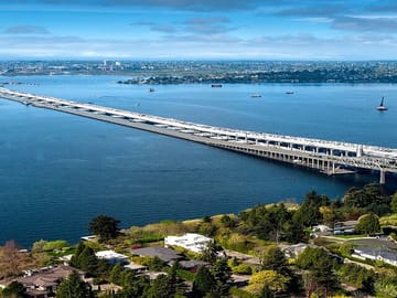 Full Day Tour of Wineries and Waterfalls near Seattle