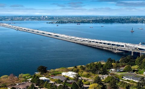 Full Day Tour of Wineries and Waterfalls near Seattle