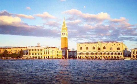 Guided Minicruise from Venice Railway to San Marco
