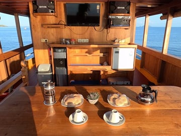 Open Sailing Trip Labuan Bajo, Using Deluxe Pinishi Boat