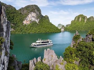 Halong Bay Seaplane and Luxury Cruise: Stunning Views of the Bay