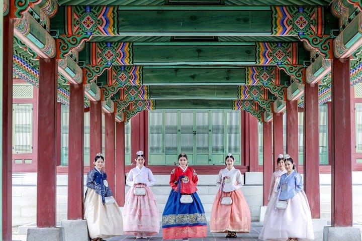 Korea hanbok private photoshoot in gyeongbokgung palace (family/group)
