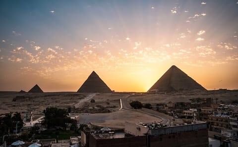 Cairo Day Tour: Egyptian Museum, Pyramids & Khan El Khalili