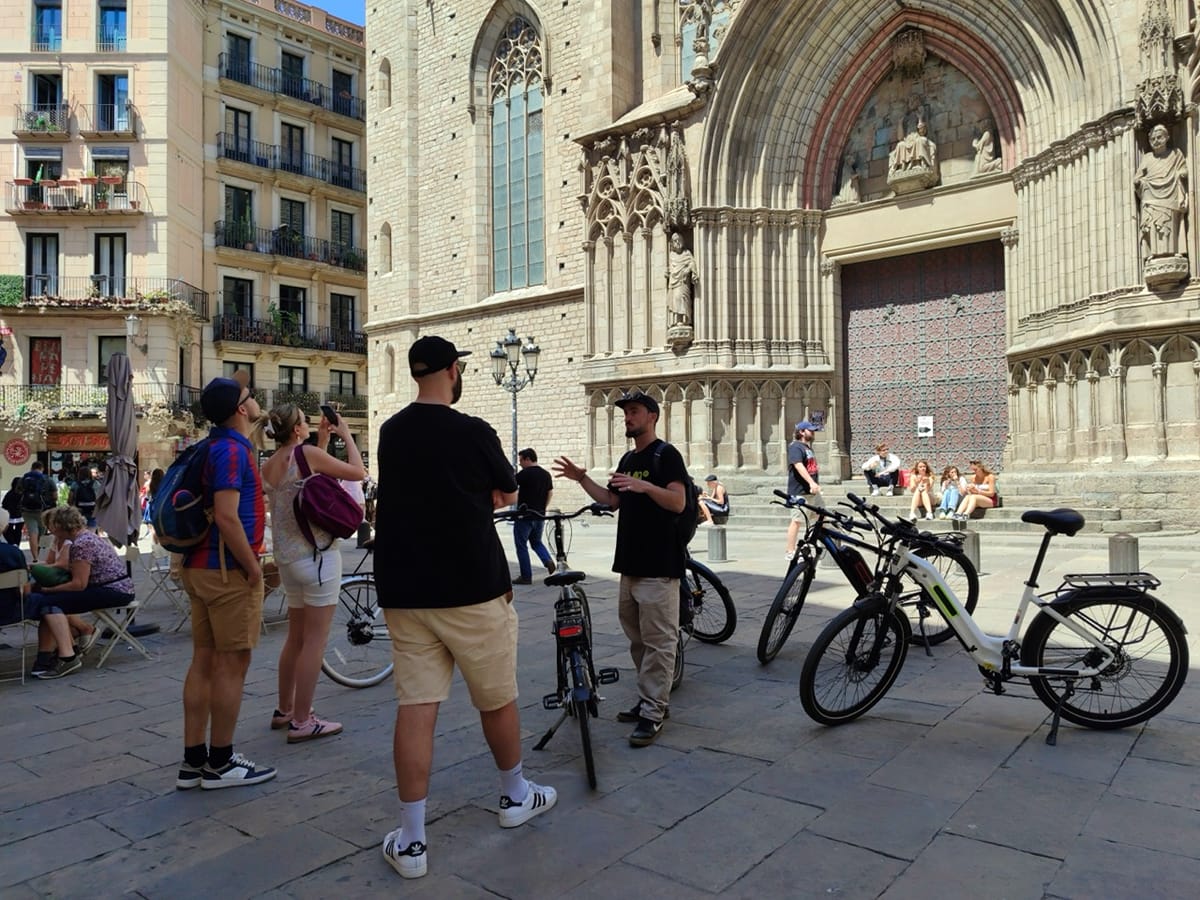 A group with their bikes in front of Barcelona Cathedral
