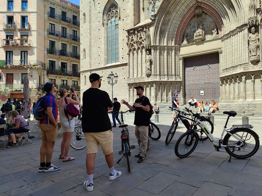 A Tres Gatos group with their bikes in front of Barcelona Cathedral