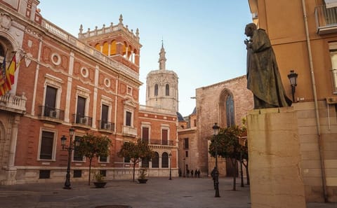 Private Day Trip to Valencia from Barcelona with Guide