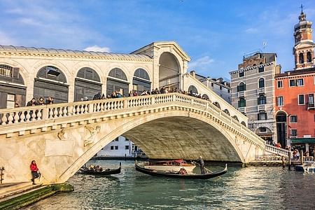 Morning Walking Tour & Gondola Cruise in Scenic Venice