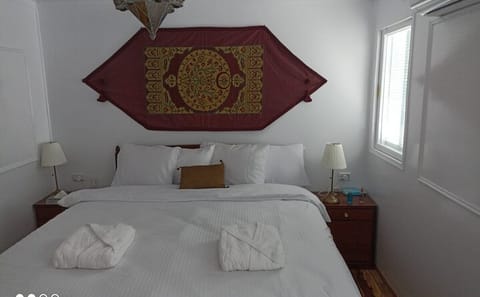 7 Day Luxury Egypt Tour Pyramids GEM Dahabiya Cruise & Abu Simbel