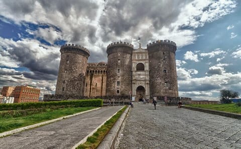 Naples Highlights: Two-Hour Sightseeing Tour by Private Transport