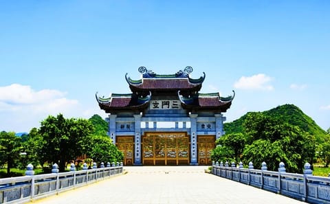 Bai Dinh Pagoda and Trang An Tour from Hanoi