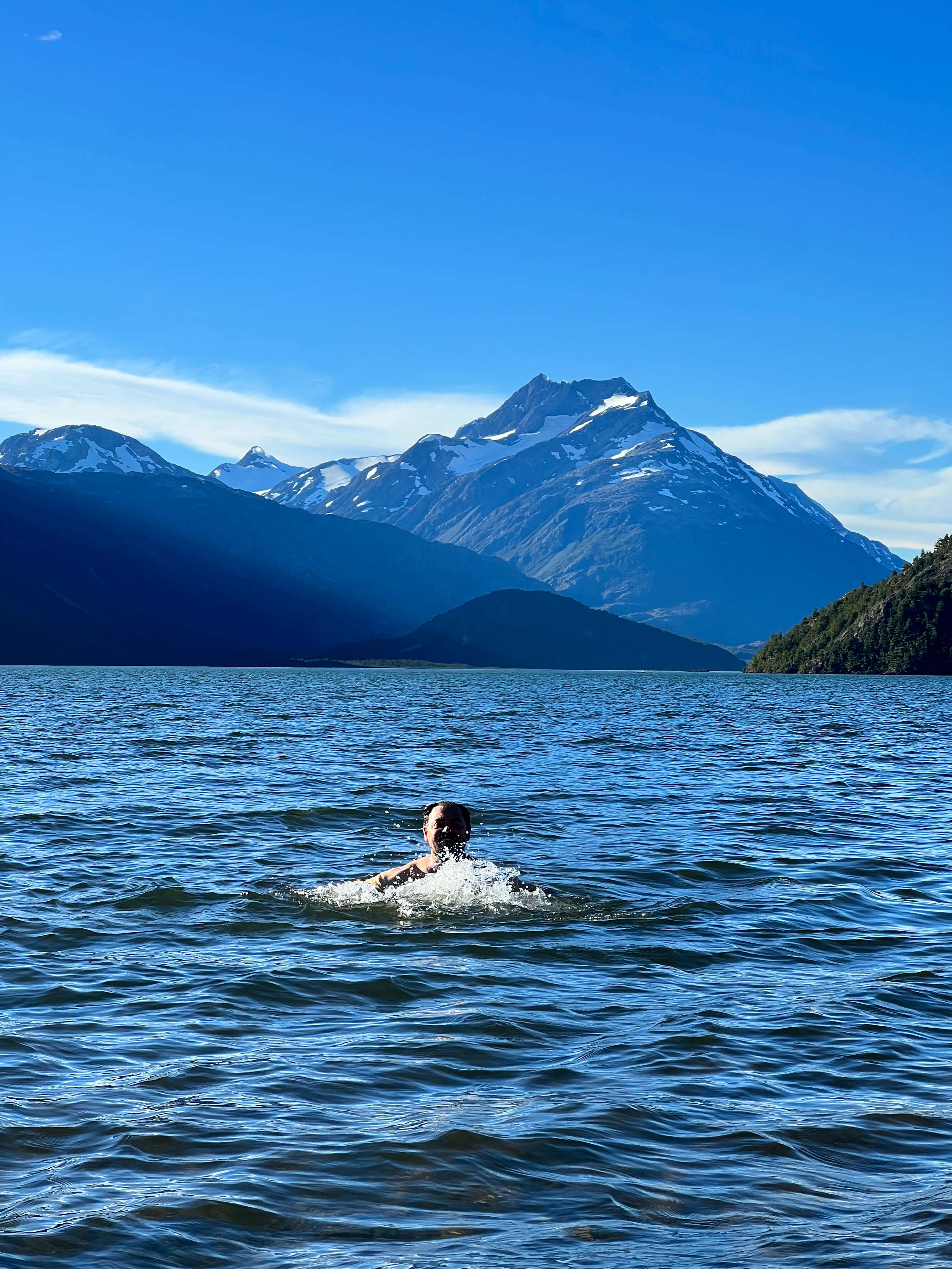 Ebike tour SURí: Ciclistas nadando en verano en el Lago Cisnes, Carretera Austral, Villa O'Higgins