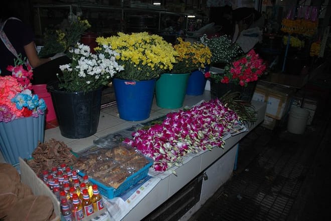 Monks Morning Almsgiving Tour – Traditional Food Offering photo 3