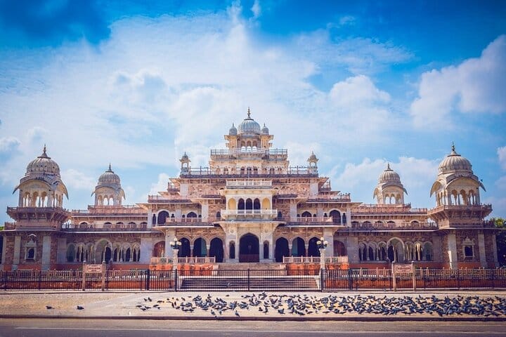 Ancient Caves, Forts, Taj & Temples Expedition