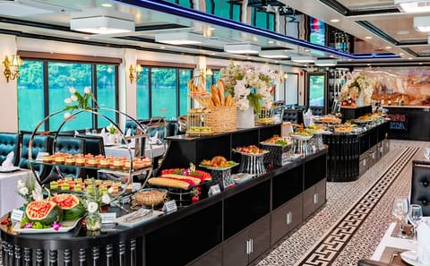 Halong Bay Day Cruise from Hanoi with Kayaking and Lunch