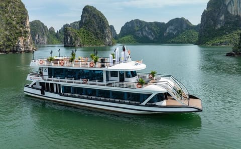 Halong Bay Day Trip: 5-Star Cruise with Buffet Lunch