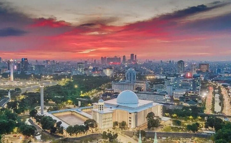 Jakarta Night Tour with Dinner at Local Café or Food Street