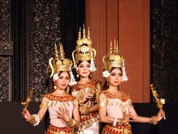 Apsara Dance Show and Dinner with Tuk-Tuk Transfer in Siem Reap