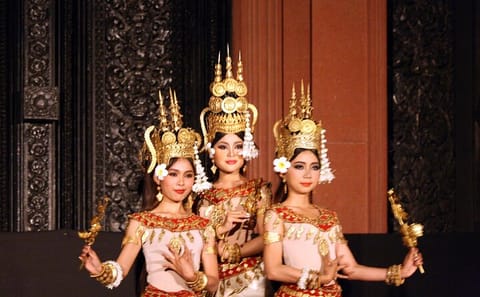 Apsara Dance Show and Dinner with Tuk-Tuk Transfer in Siem Reap