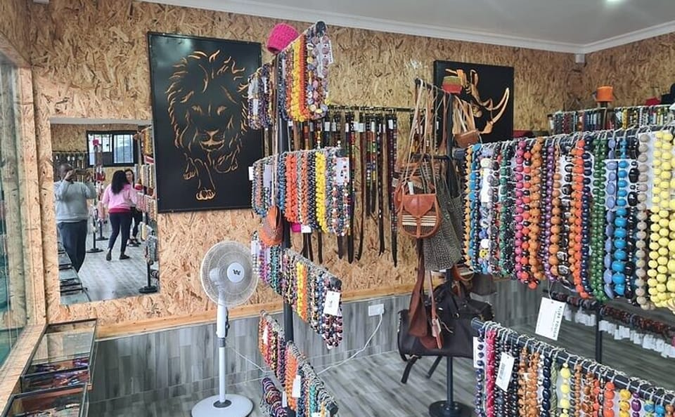 Karen Blixen Museum and Kobe Beads Center Tour in Nairobi