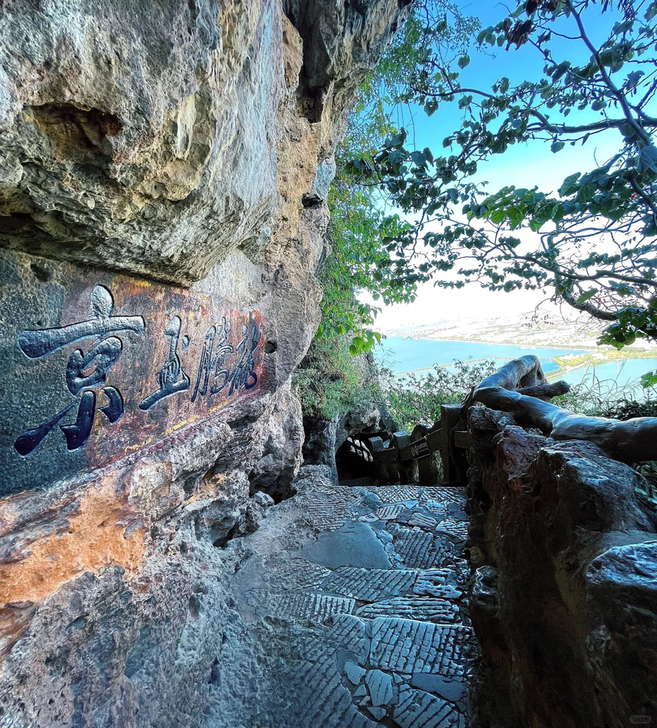 Longmen Grottoes walkway，walk though and expierence 