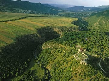 4 Full days in Georgia with private tour, free aiport