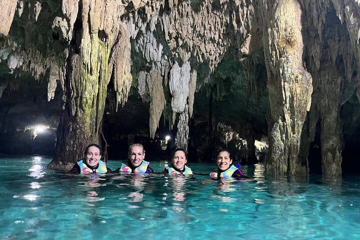 Expedición de snorkel en un cenote de Riviera Maya