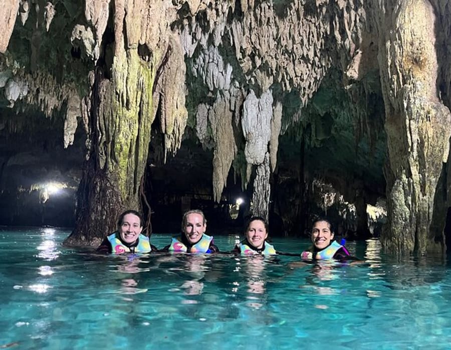 Expedición de snorkel en un cenote de Riviera Maya