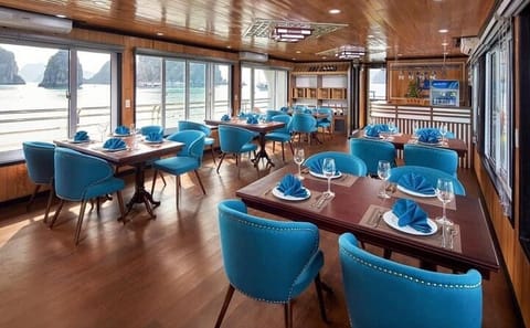 Luxury Day Trip to Hạ Long Bay from Hanoi with Cruise