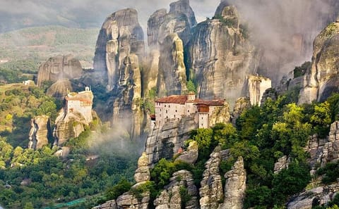 Day Tour from Athens to Meteora and Vergina with Dinner