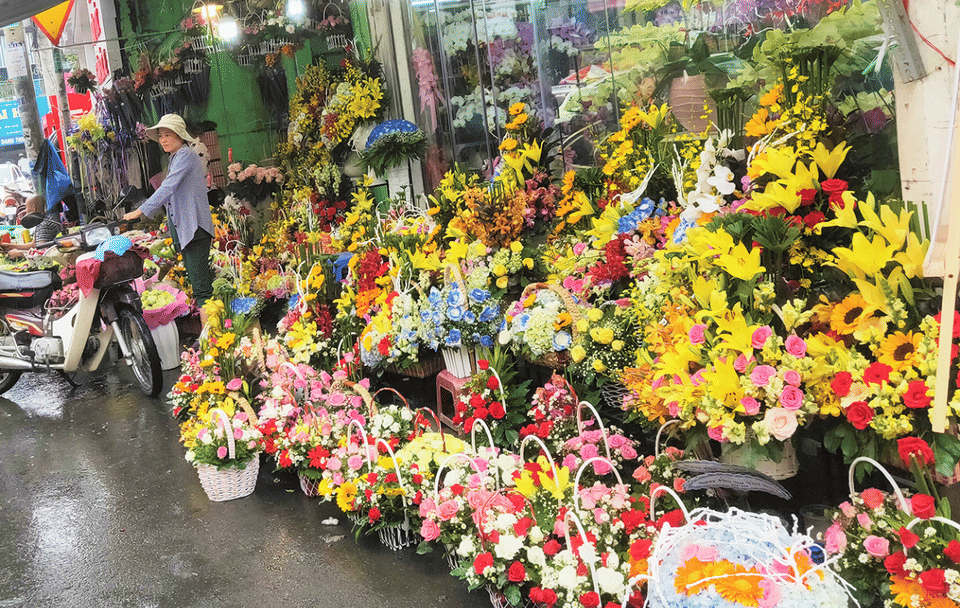 Private Saigon Evening Street food tour with seafood