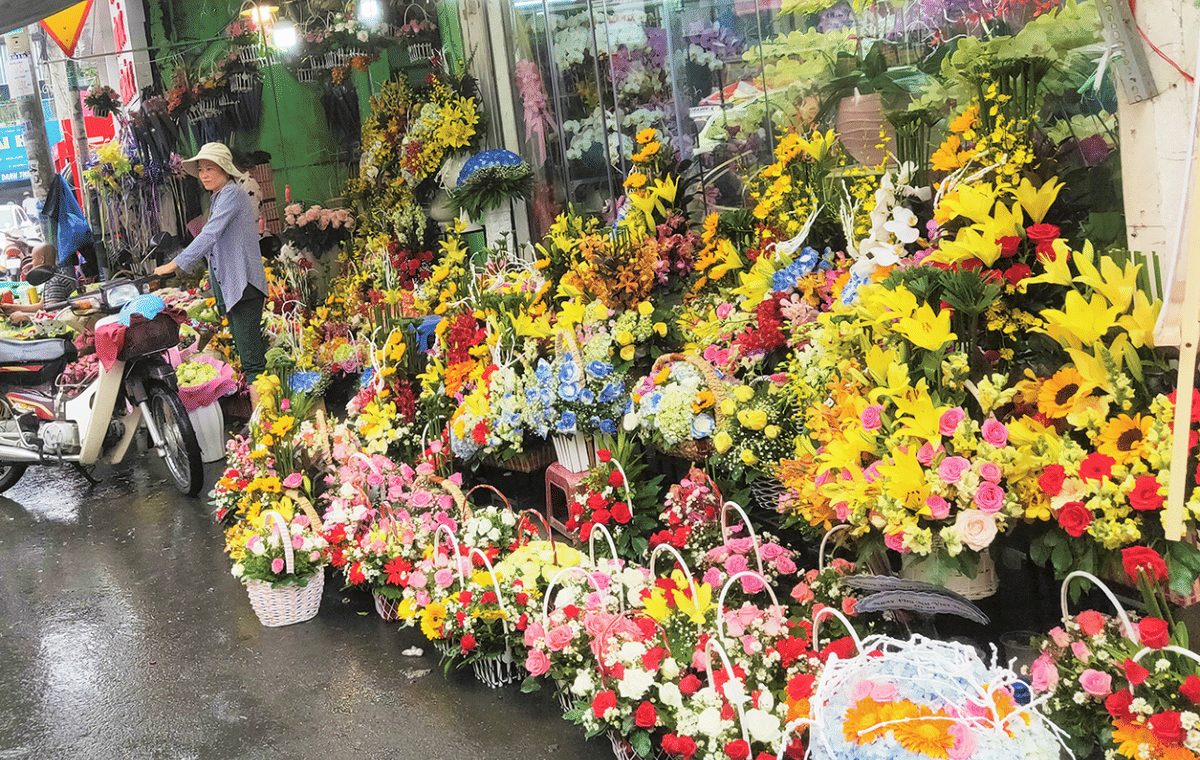 Private Saigon Evening Street food tour with seafood