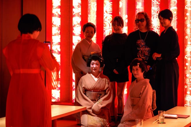 Tokyo: Traditional Geisha Experience Show & Japanese Dinner