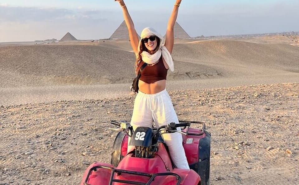 Guided Tour of Giza Pyramids and Sphinx with Female Guide