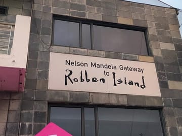 Robben Island and Kirstenbosch Gardens Day Tour in Cape Town