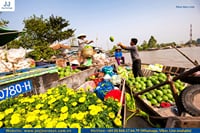Exchanging goods at the floating market