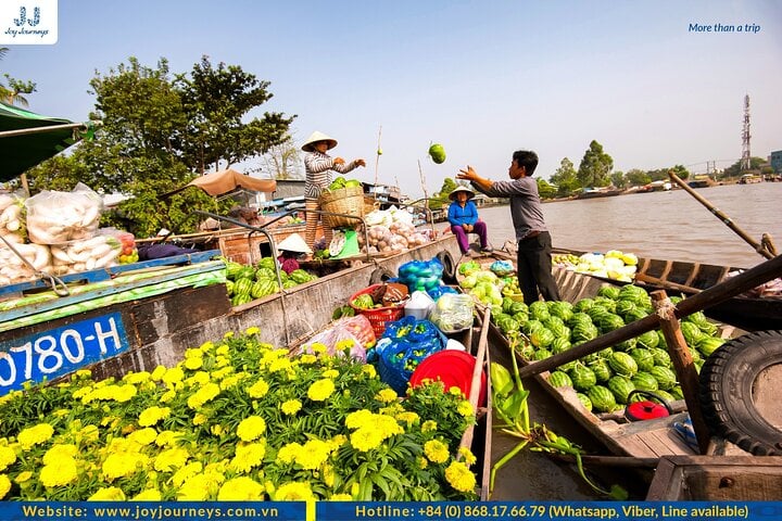 Exchanging goods at the floating market