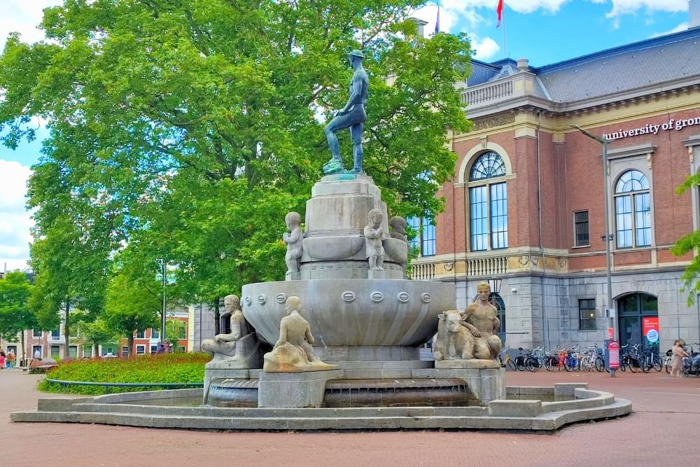 Street view of the Mercuriusfontein at Zaailand taken during the outdoor detective tour in Leeuwarden.