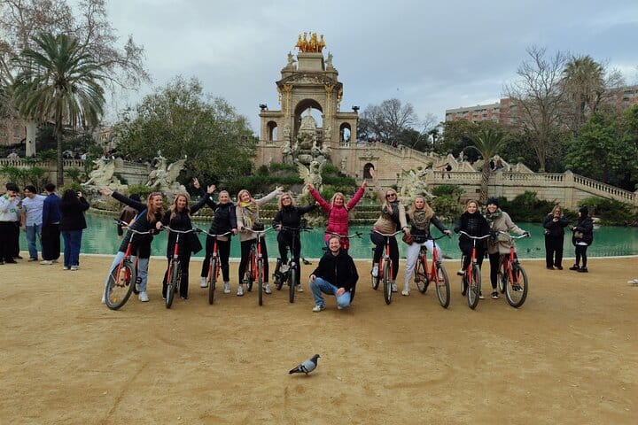 The group with their bikes by the cascade fountain in Parc de la Ciutadella