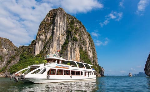 Halong Bay Day Cruise with Buffet Lunch and Kayaking Experience